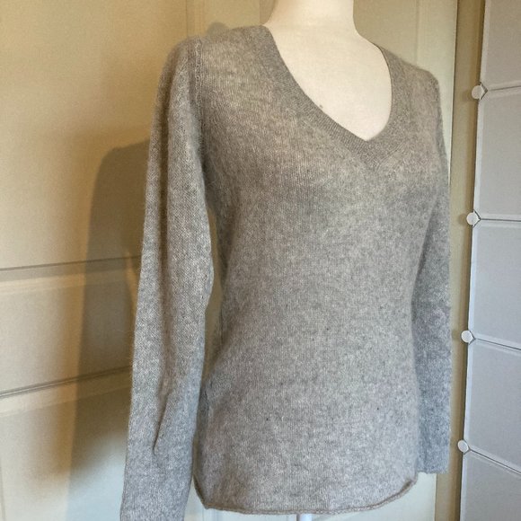 NWT Banana Republic gray V Neck Angora Sweater - Picture 3 of 7